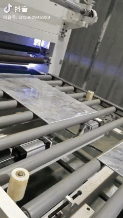 Diagram of membrane press high glossy process for SPC wall panels, showing high-gloss PVC/PET decorative film bonded to the substrate surface using heat and high-pressure vacuum, creating a smooth mirror-like finish with rich color