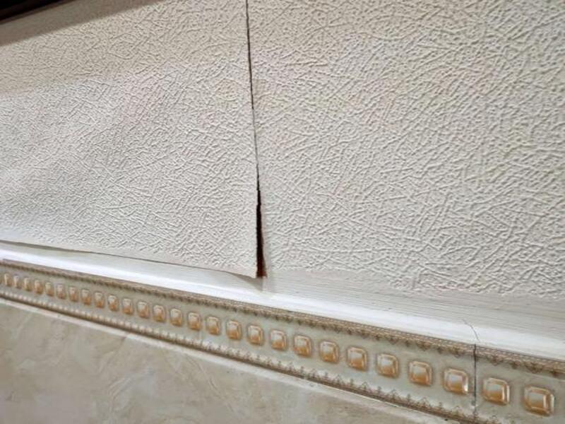 Vinyl wallpaper for bathroom walls, low-cost with decorative patterns, moderate waterproof performance, 2–5 year lifespan, prone to warping or peeling in humid conditions